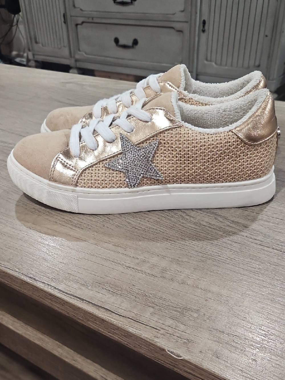 Steve Madden Girls Gold Glitter Star Sneakers size 4